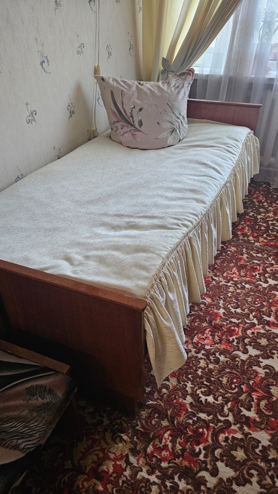 Продам кровать полутороспальную