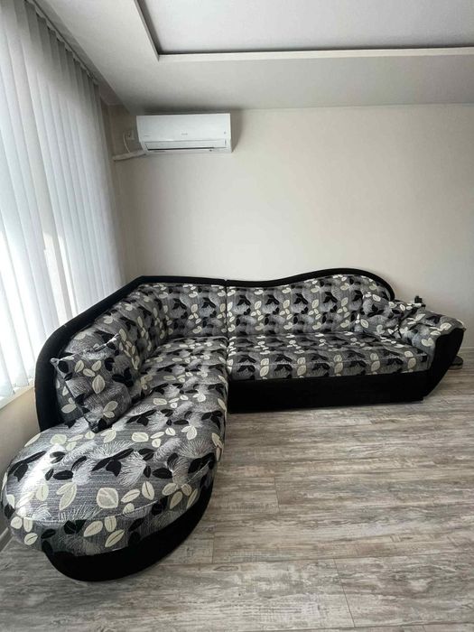 Продавам ъглов диван с таборетки 2 бр