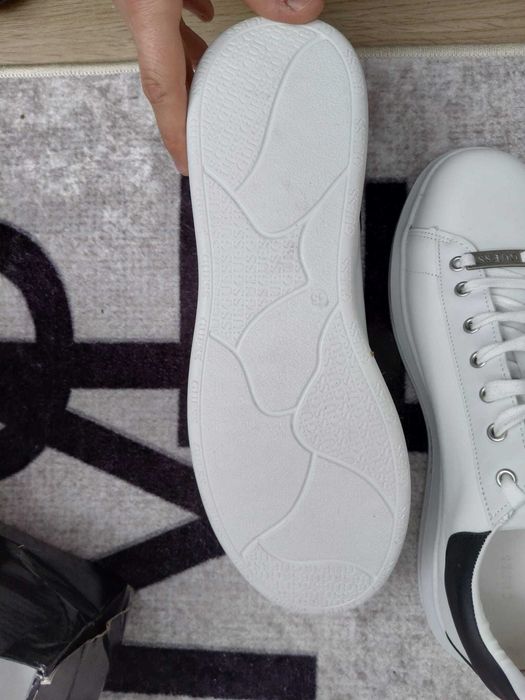 Vand Adidasi Guess Noi, Nepurtati.