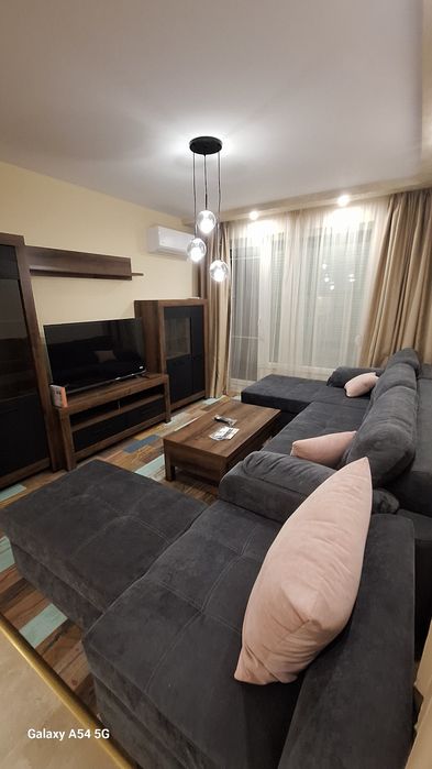 Чисто нов тристаен под наем за първи наематели.