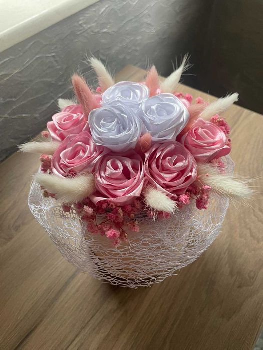 Ръчно изработени букети от сатенени панделки и восък.