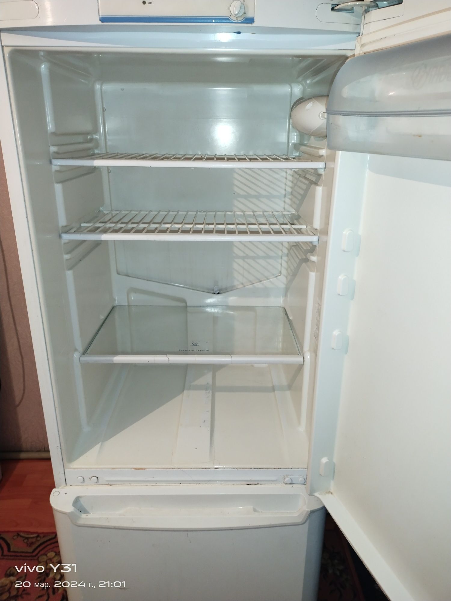 Продам холодильник indezit