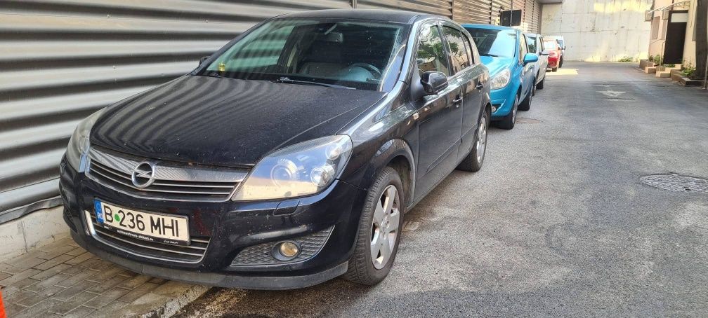 Opel Astra H Sedan Facelift – An 2009, 1.6 Benzină + GPL
Mașină person