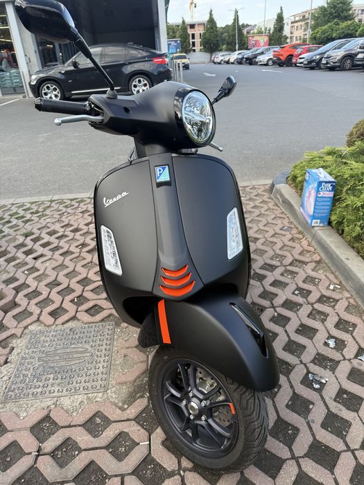 Vespa GTS 125cc, nou, negru mat, parbriz, top box, accesorii