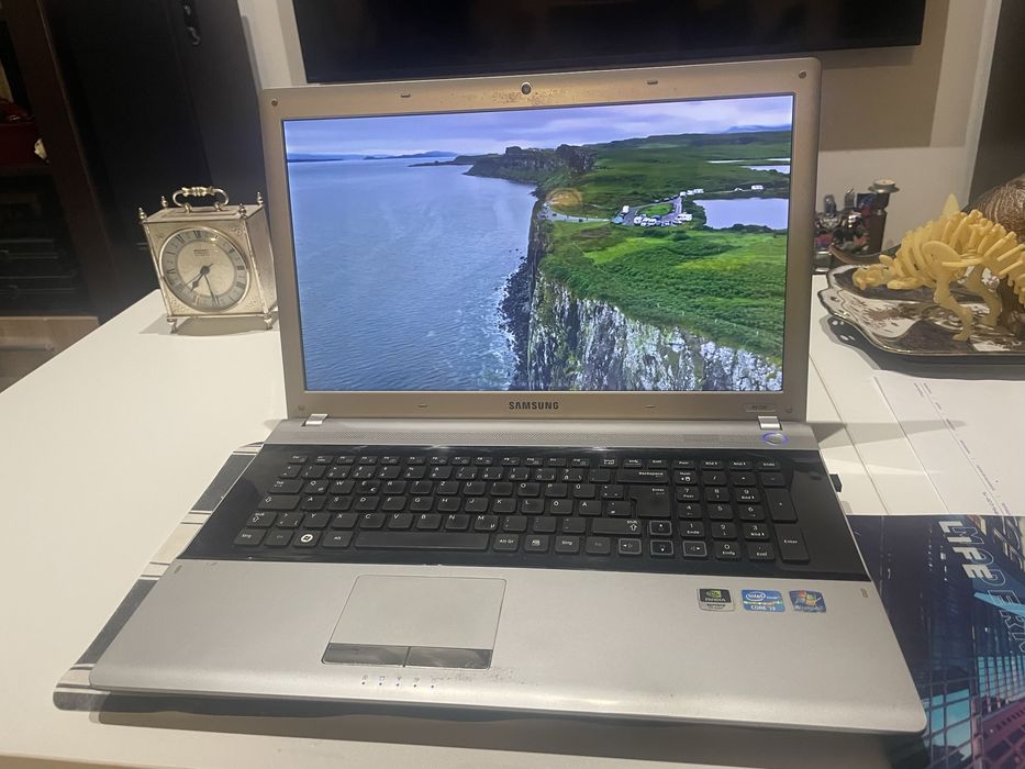 Laptop SAMSUNG 17.3 inch - Intel Core i3