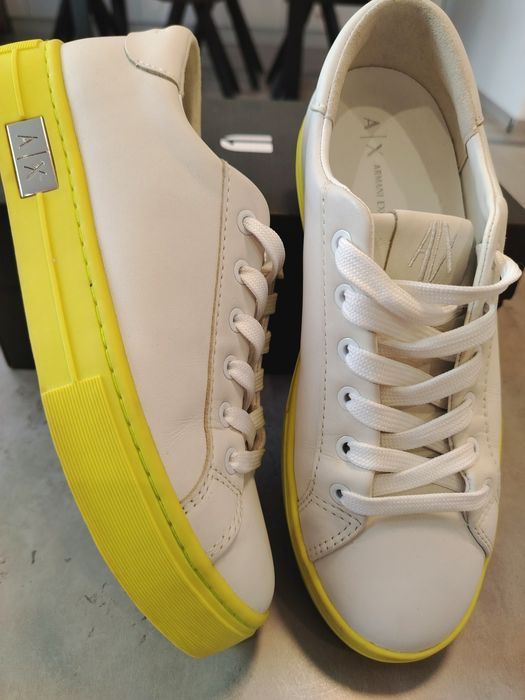 Бели сникърси Armani Exchange