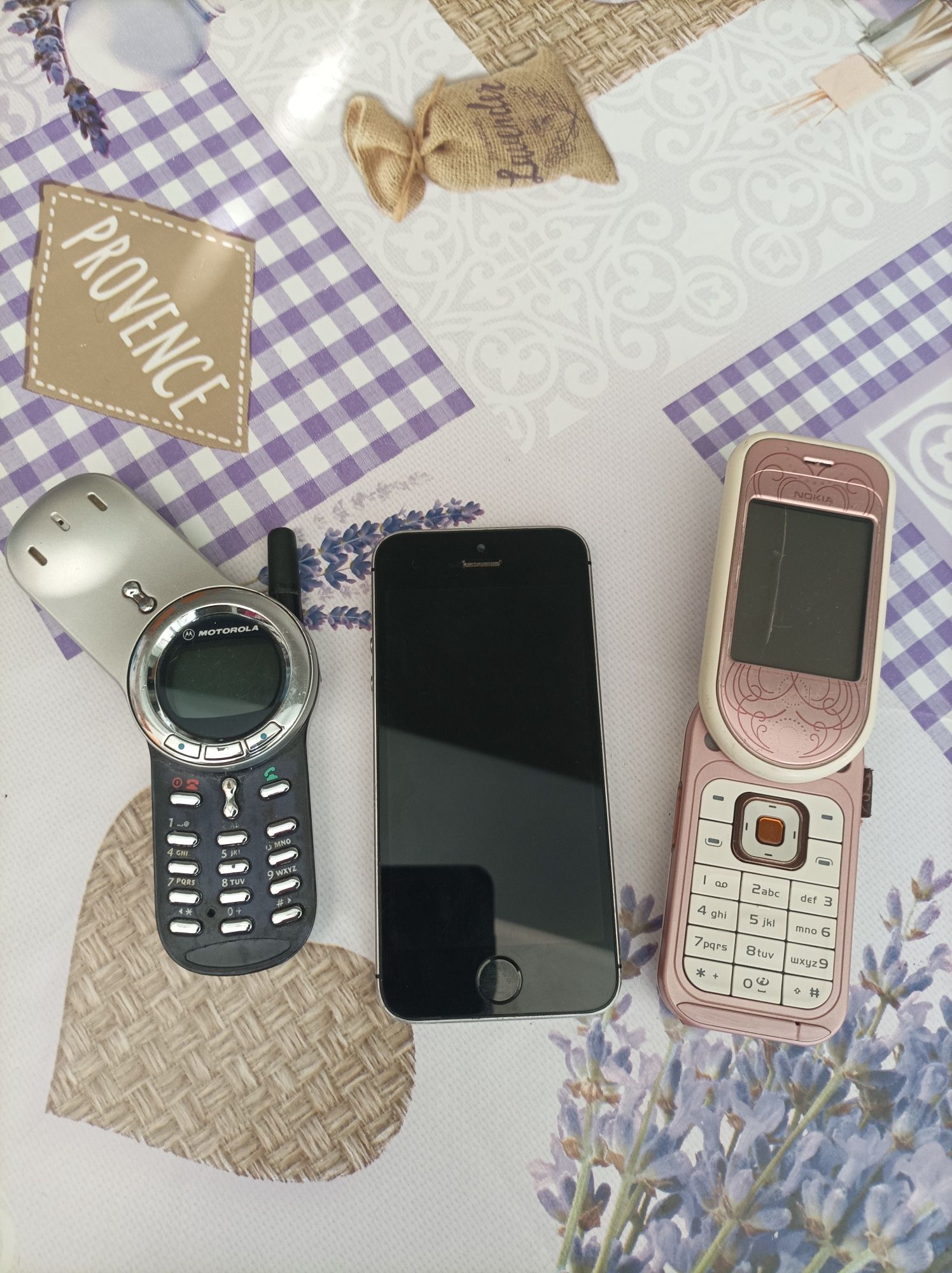 Продавам три телефона Nokia,Iphone SE , Motorola!