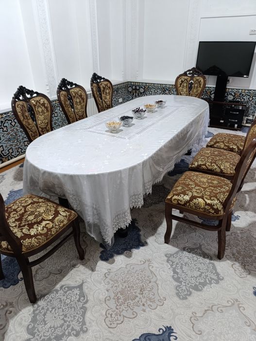 Стол и стулья  длина стола 2 метра 75 см ширина 1метр 10 см..