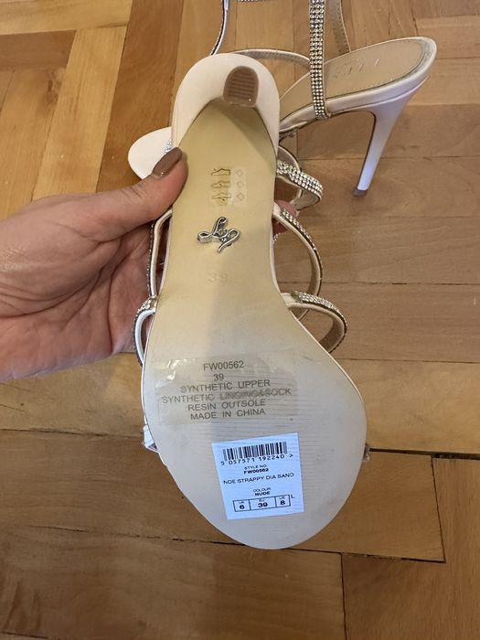 Уникални сандали на Lipsy