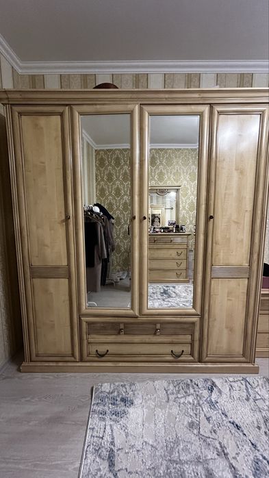 Шкаф, комод с зеркалом  и 2 тумбы