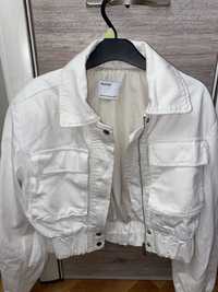 Белая куртка Bershka
