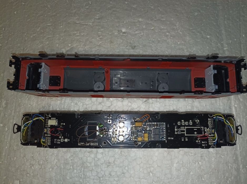 Locomotiva diesel piko BR245 cu sunet 

Lumini led alb/roșu in funcție