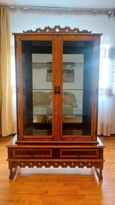 Vitrina mobila din lemn