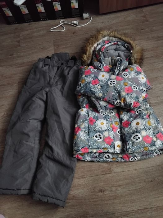 Продам костюм на девочку зимний рост 128