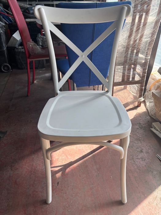 Столове от бяла прастмаса