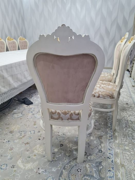 Продается стулья в хорошем состояний. В подарок стол мдф