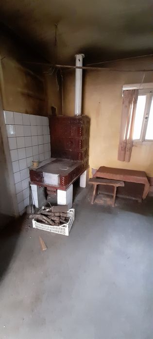 De vanzare  imobil : casa , bucatarie de vara , sura, gradina 30 ari