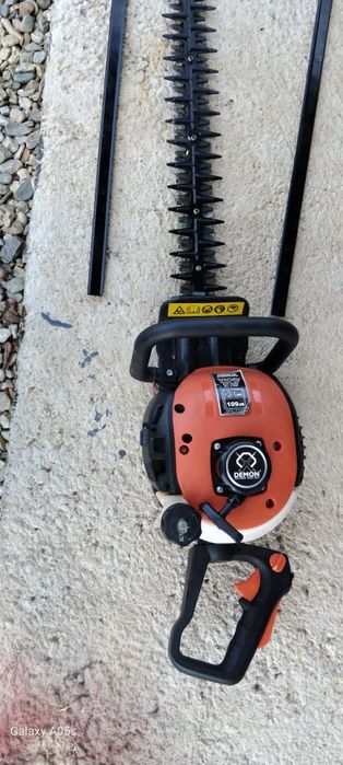 Motocoasa foarfeca tuns gard viu  pe benzina