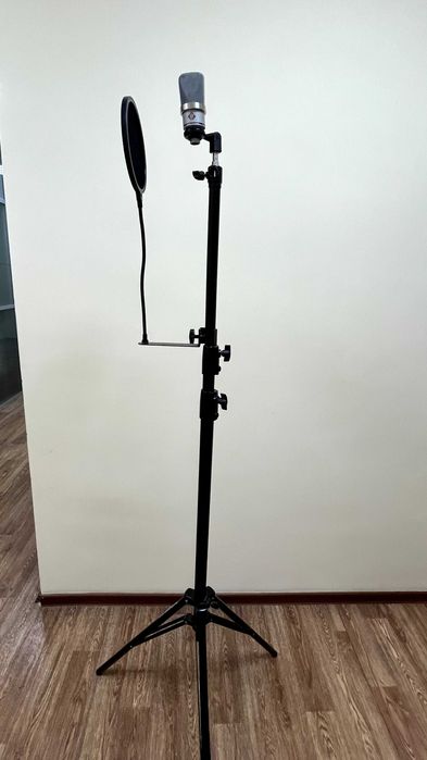 подставка для микрофона и микрофон для студии