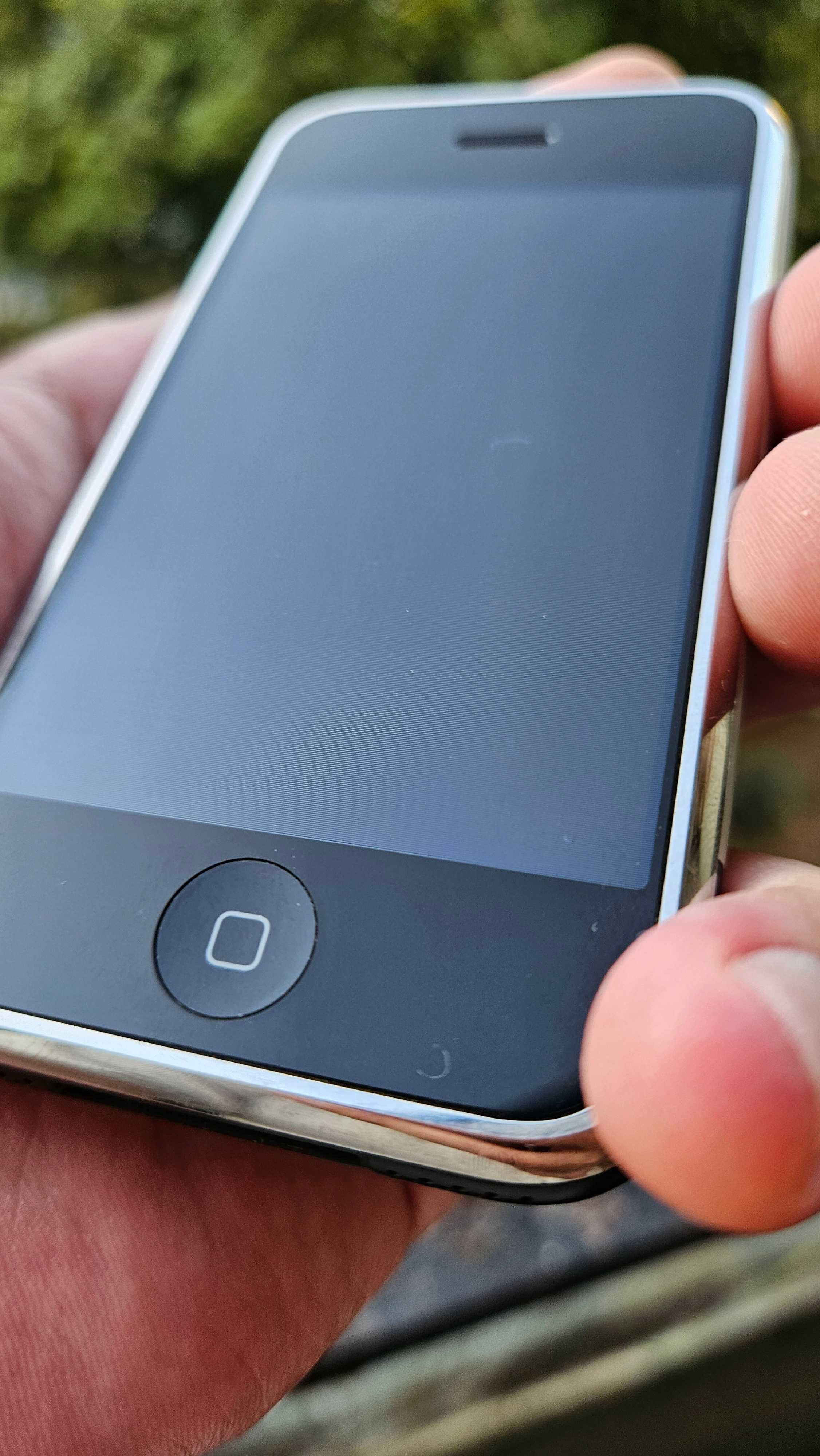 Продавам Iphone 2G първия Айфон