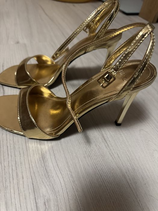 Златни сандали Mango