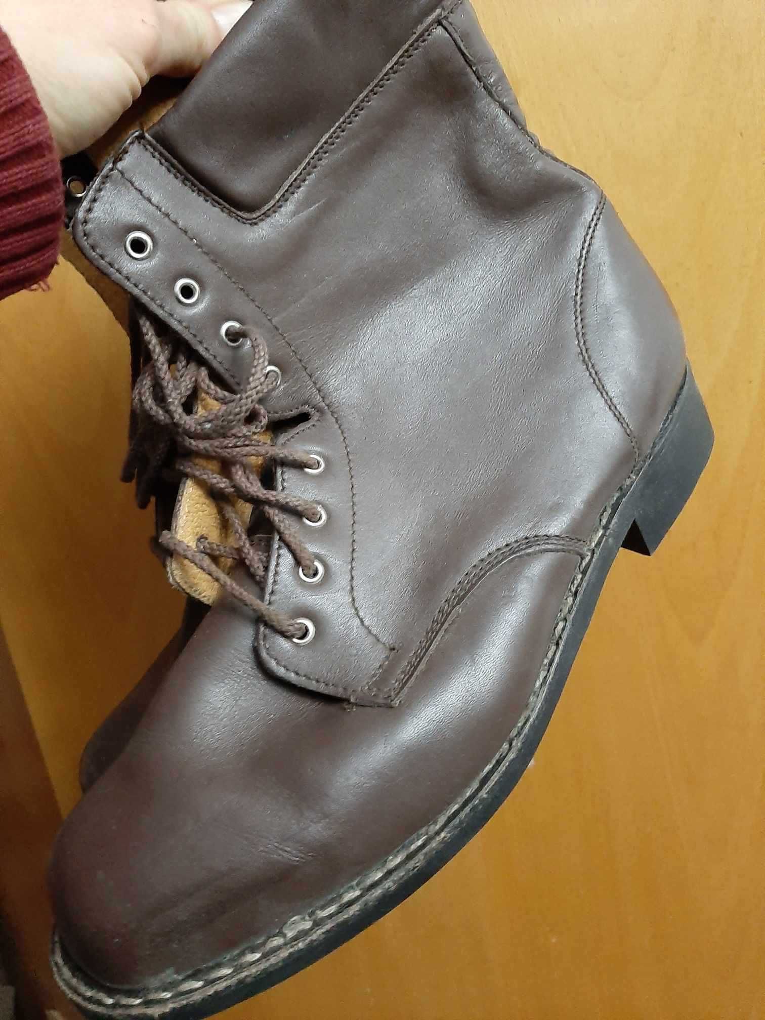 Vand bocanci barbatesti din piele foarte groasa, marime 43-44.