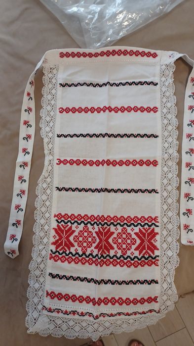 Costum popular vechi și unul nou