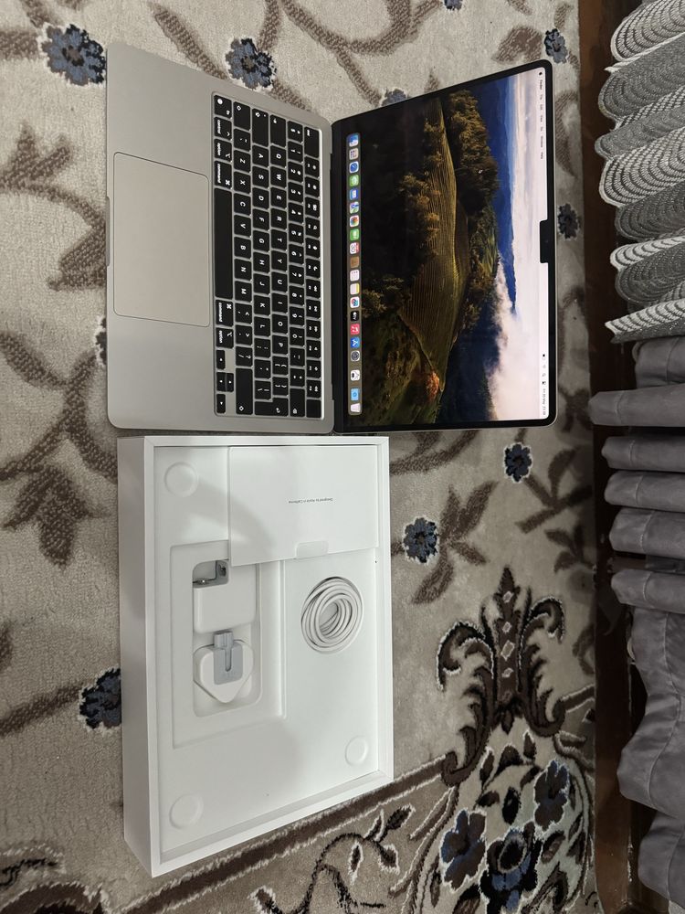 MacBook Air M2 full box ideal