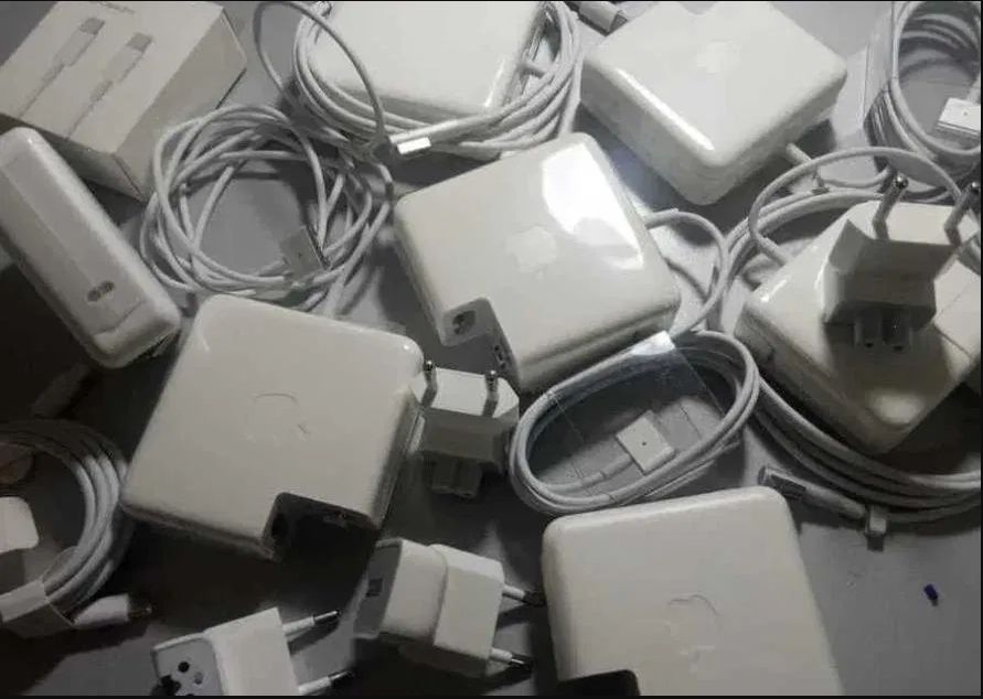 на ваш MacBook -- зарядка, блок питания