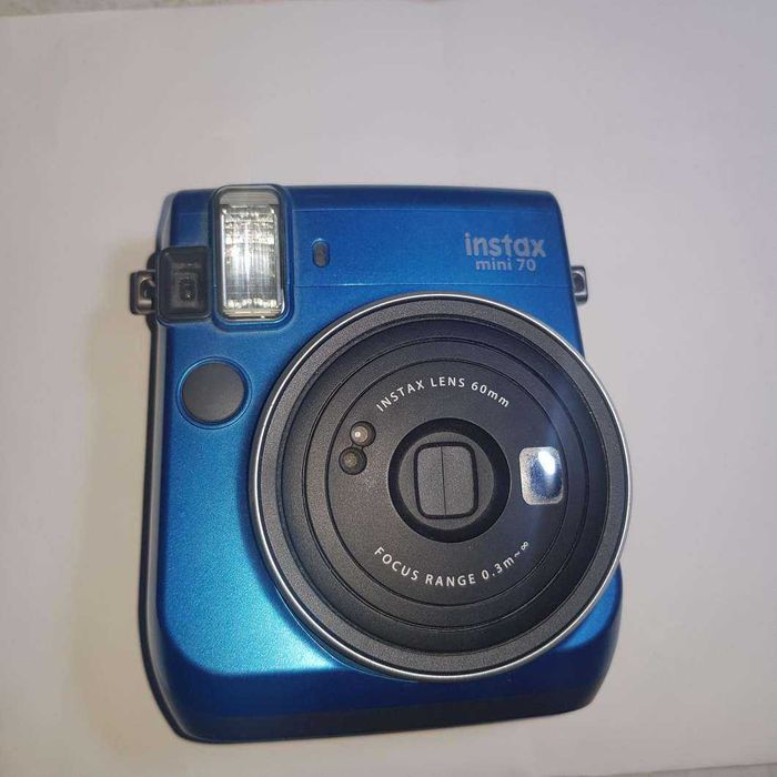 продавам фотоапарат instax mini 70