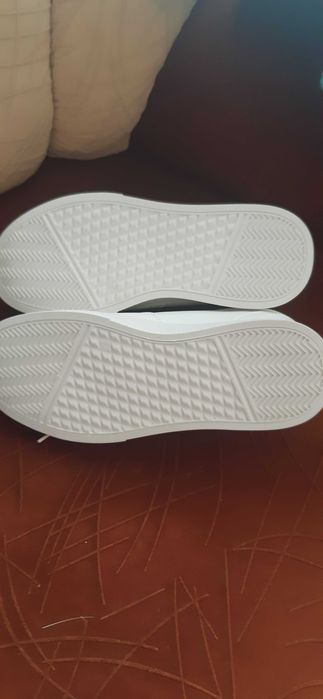 Vand adidasi si blugi noi, ambele produse 200 lei.