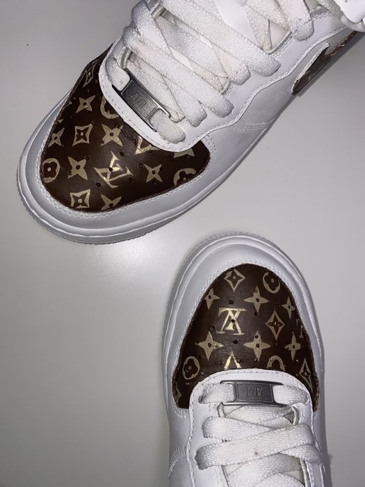 Custom adidași, personalizare încălțăminte cu vopsea sau strasuri