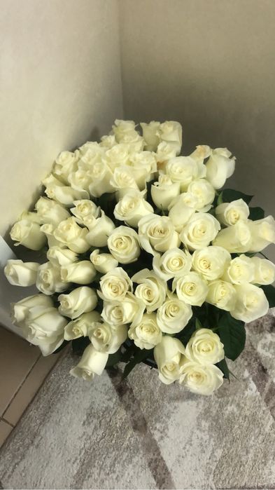 Продам букет цветов 75шт белые розы
