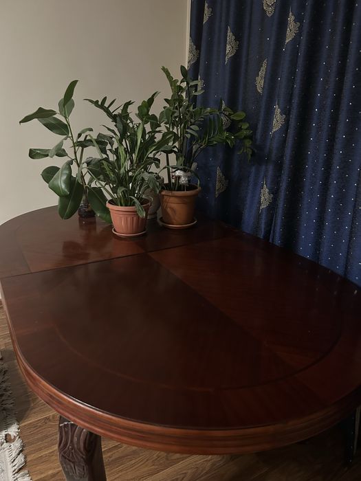 Деревянный стол.