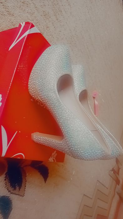 Вечерние туфли сотилади