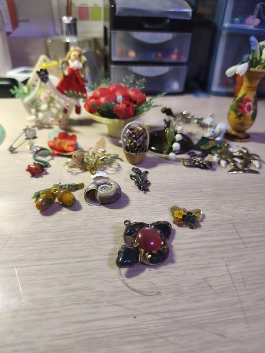 Obiective decorative, mărțișoare,vaze,din perioada Comunistă