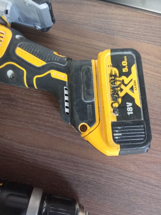 Set bormașini dewalt cu baterii și încărcător