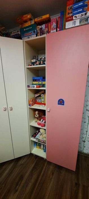 Vând dulap colt dormitor