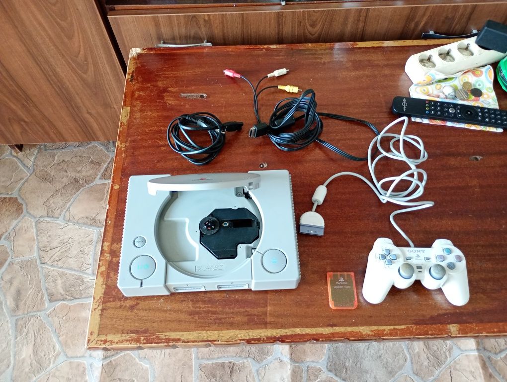 Playstation 1 + 1 джойстик + memory карта