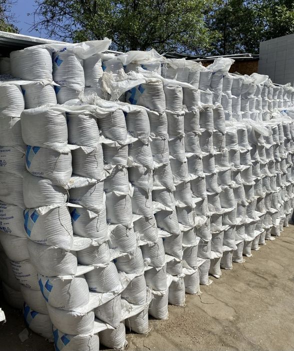 В мешках Песок.Отсев. Щебень. Керамзит. Сникерс. Цемент