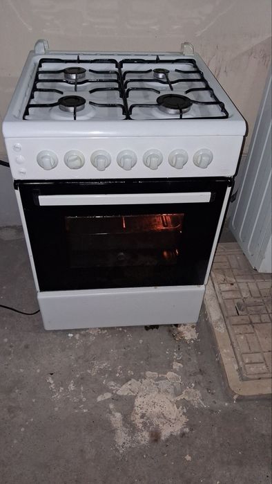 Срочно продаётся газ плита И 60x60x85 плита размер 60х60