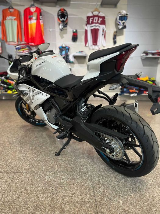 Motocicleta sport incepatori, CFMOTO 300SR ABS