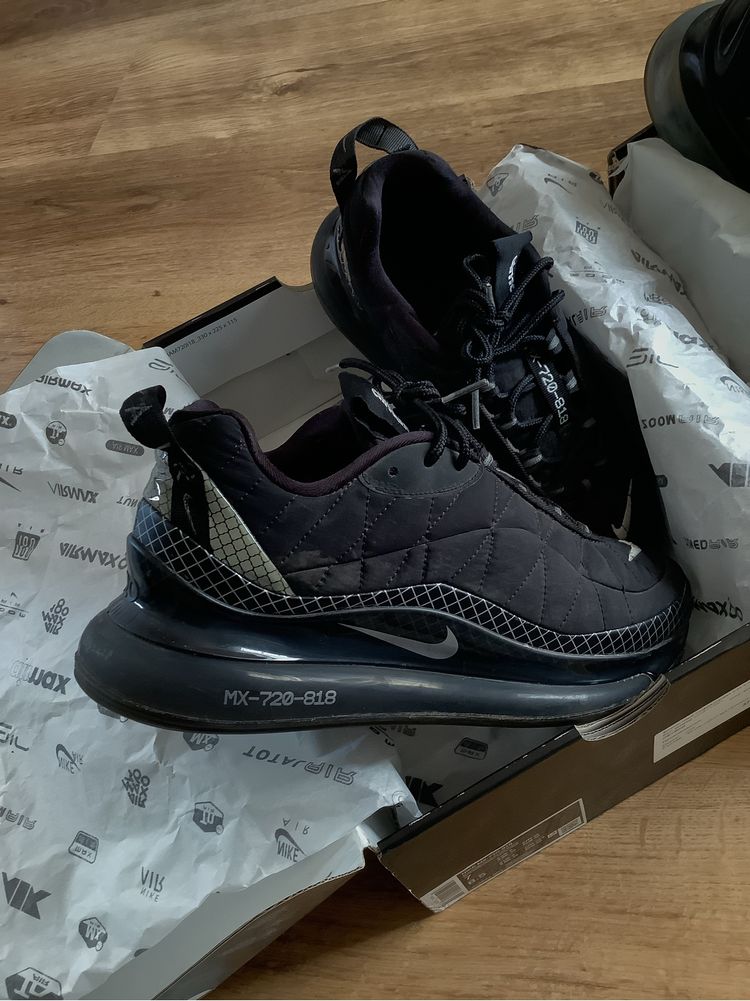 Nike air max 720 черни със златиста запетайка обувки (40.5 и 40 номер)