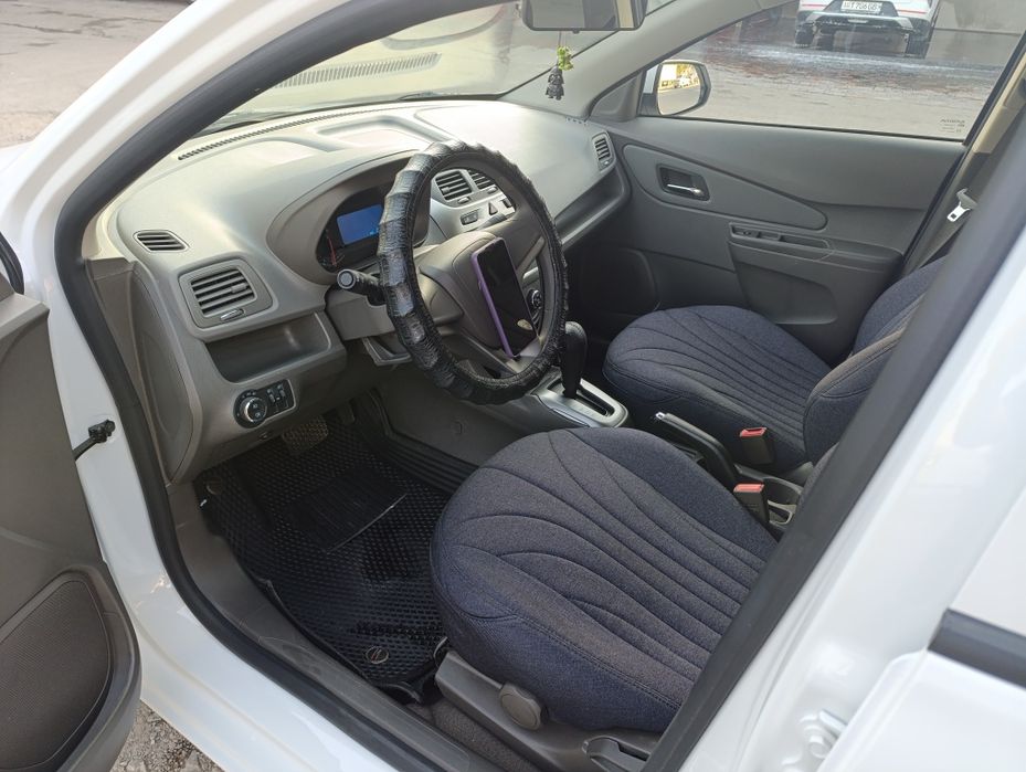 Белый Chevrolet Cobalt, июнь 2024
