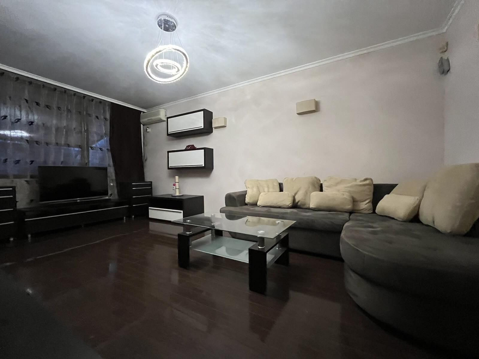Тристаен апартамент под наем в ж.к. Банишора, 2181097