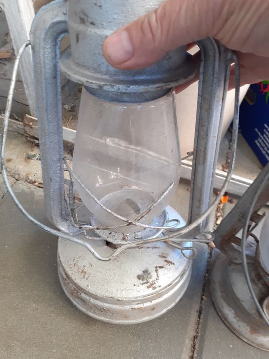 Продавам нови в. каски и газ.фенери.Дрехи старшинство и кепета.