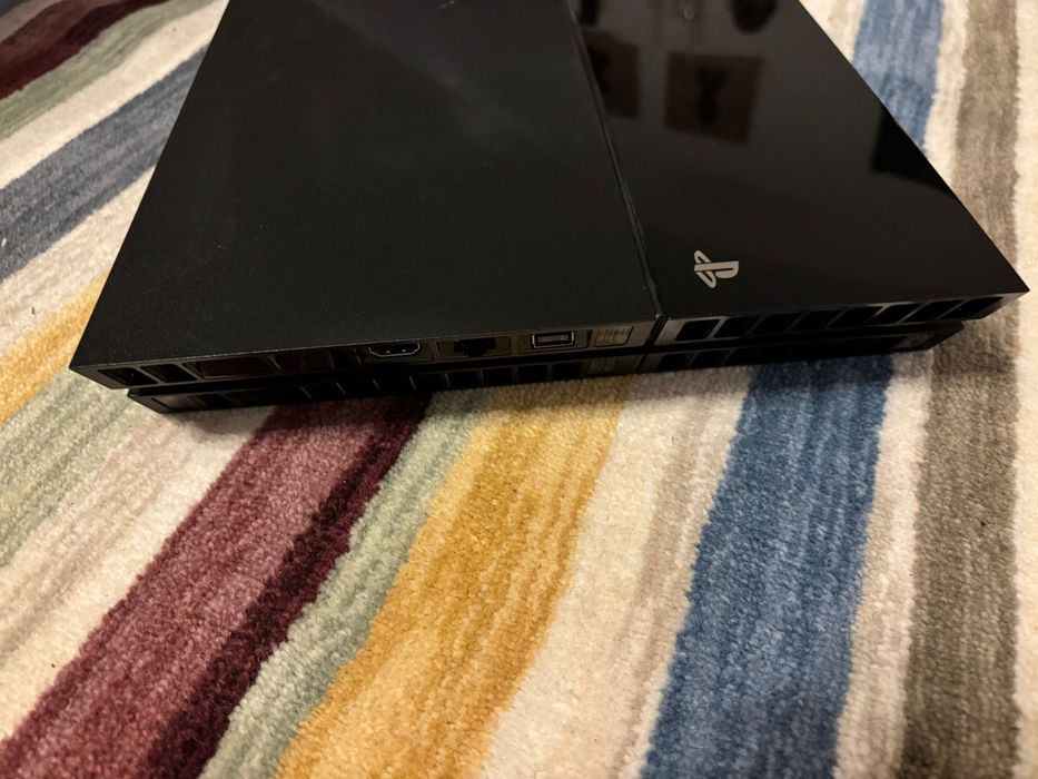 Vand Ps4 perfect functionabil,12 jocuri,2 controllere,camera