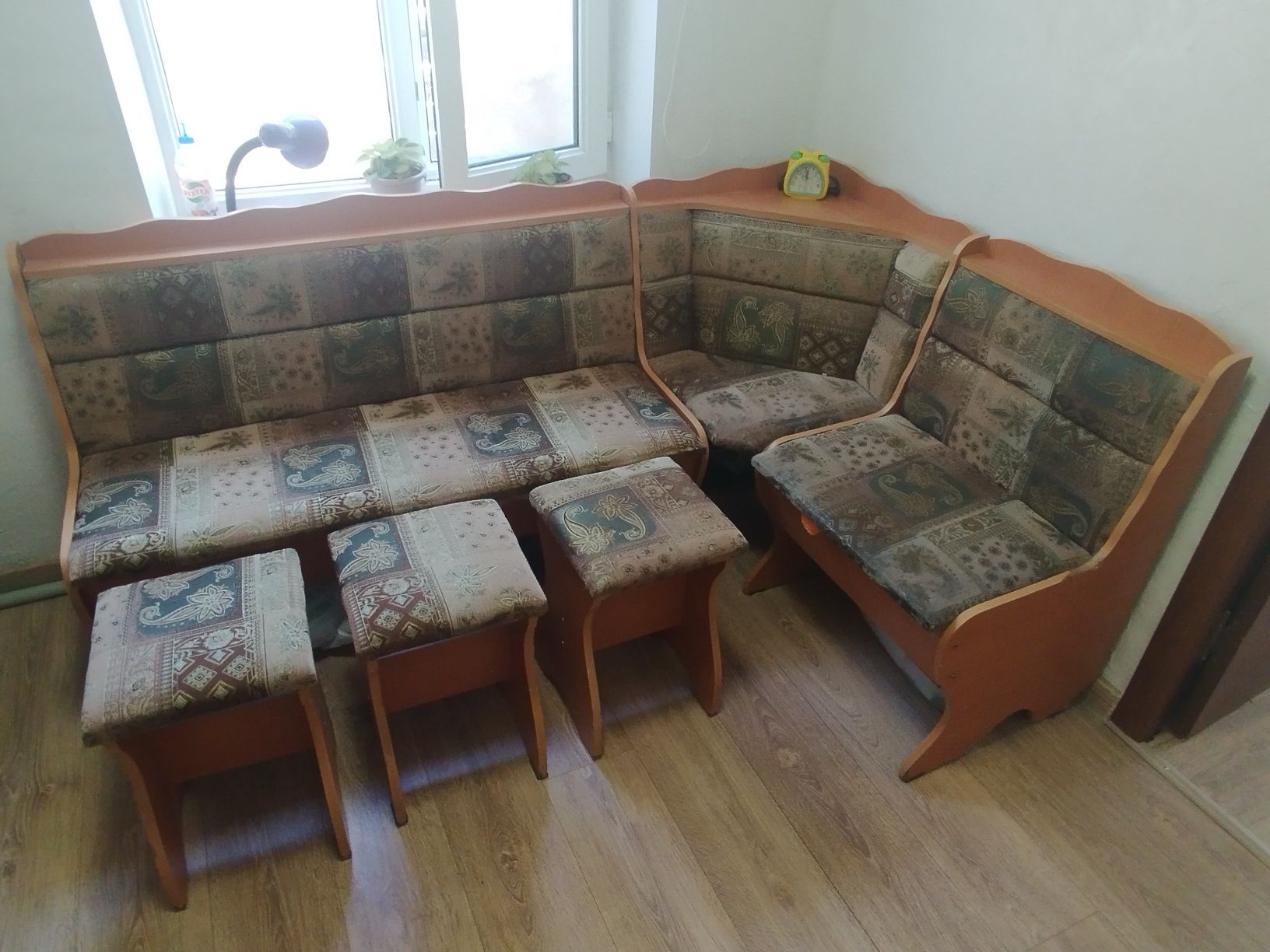 Кухонный уголок со столом и табуретками