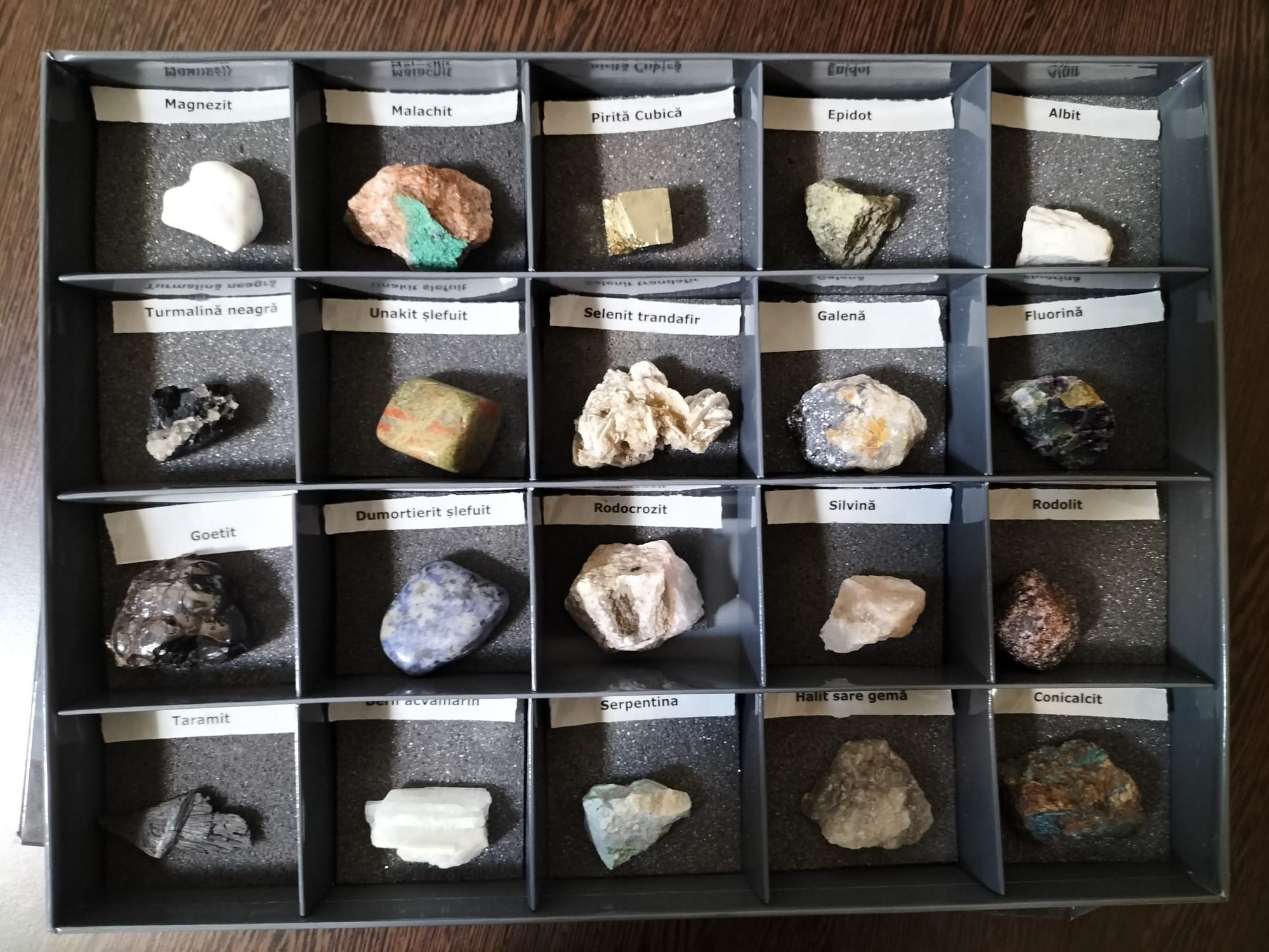 Vand colecție de minerale