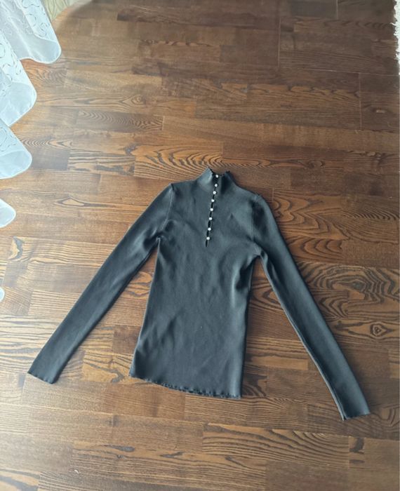 Bluză elegantă cu nasturi decorativi – Rumera
